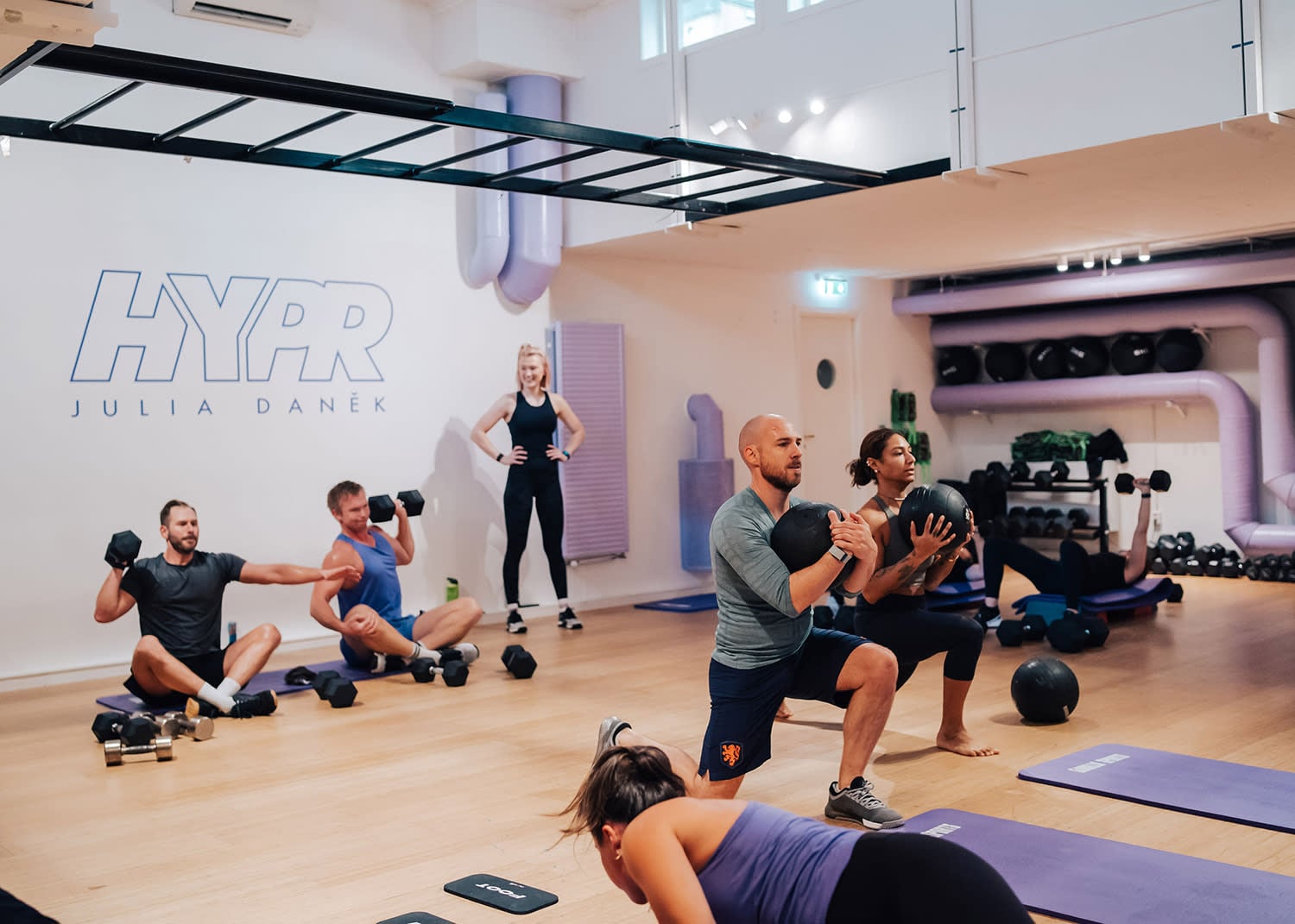 Gruppträning på HYPR gym med instruktör.