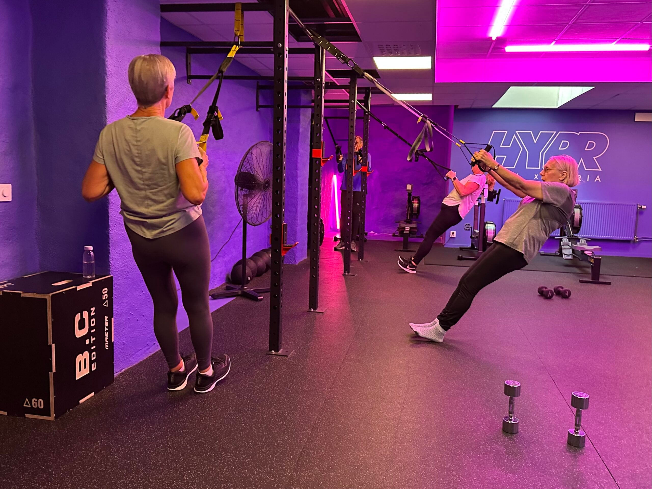 Deltagare tränar styrka och balans med TRX på HYPR Vasastan.